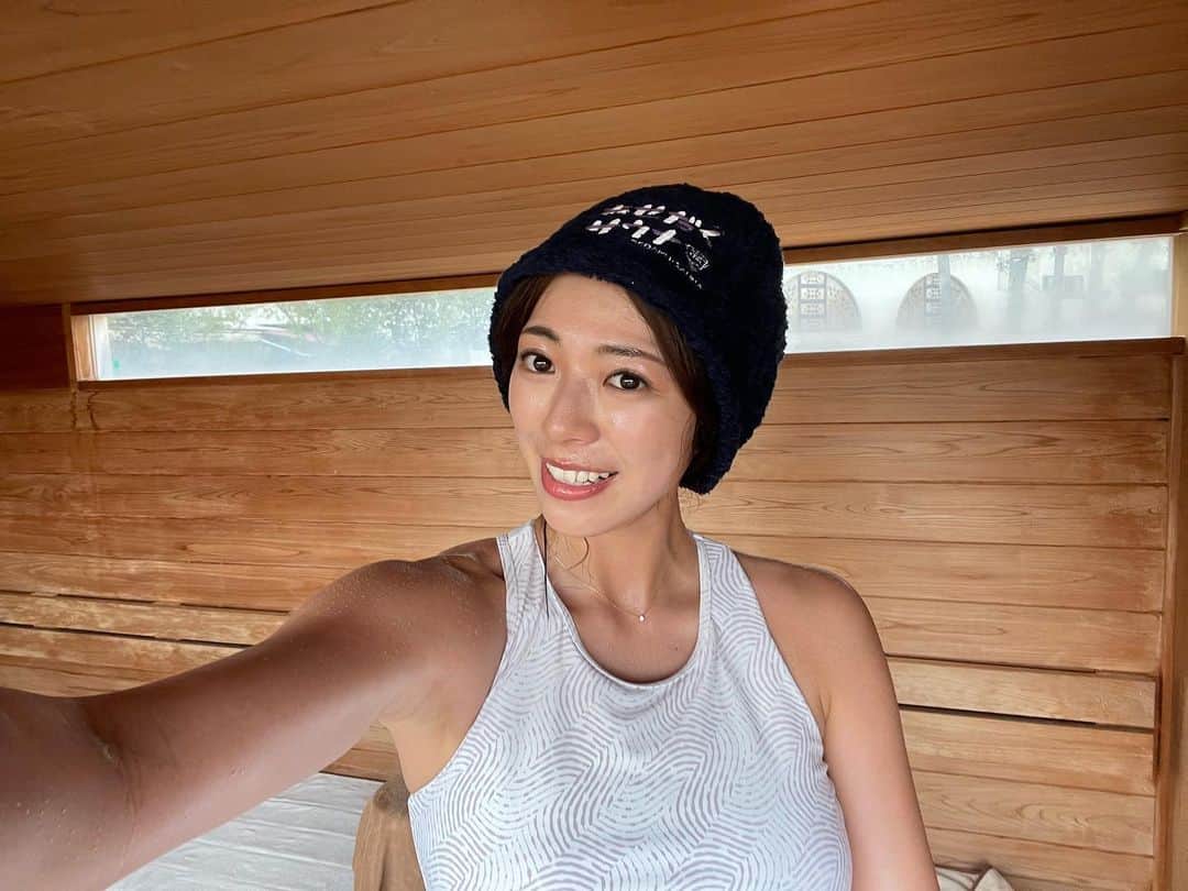 わちみなみのインスタグラム：「3月25日25時〜 TVQ九州放送 わちみなみのあせだくサウナ 観てください🤍  @theluigans  @glamping_gokan   サウナ体験させていただきました✨  番組コラボサウナハットは 写真にタグづけしたので、そこから購入できます✨ 数量限定なので是非チェックしてね！ @totonottoto   インスタライブしようかな😌」