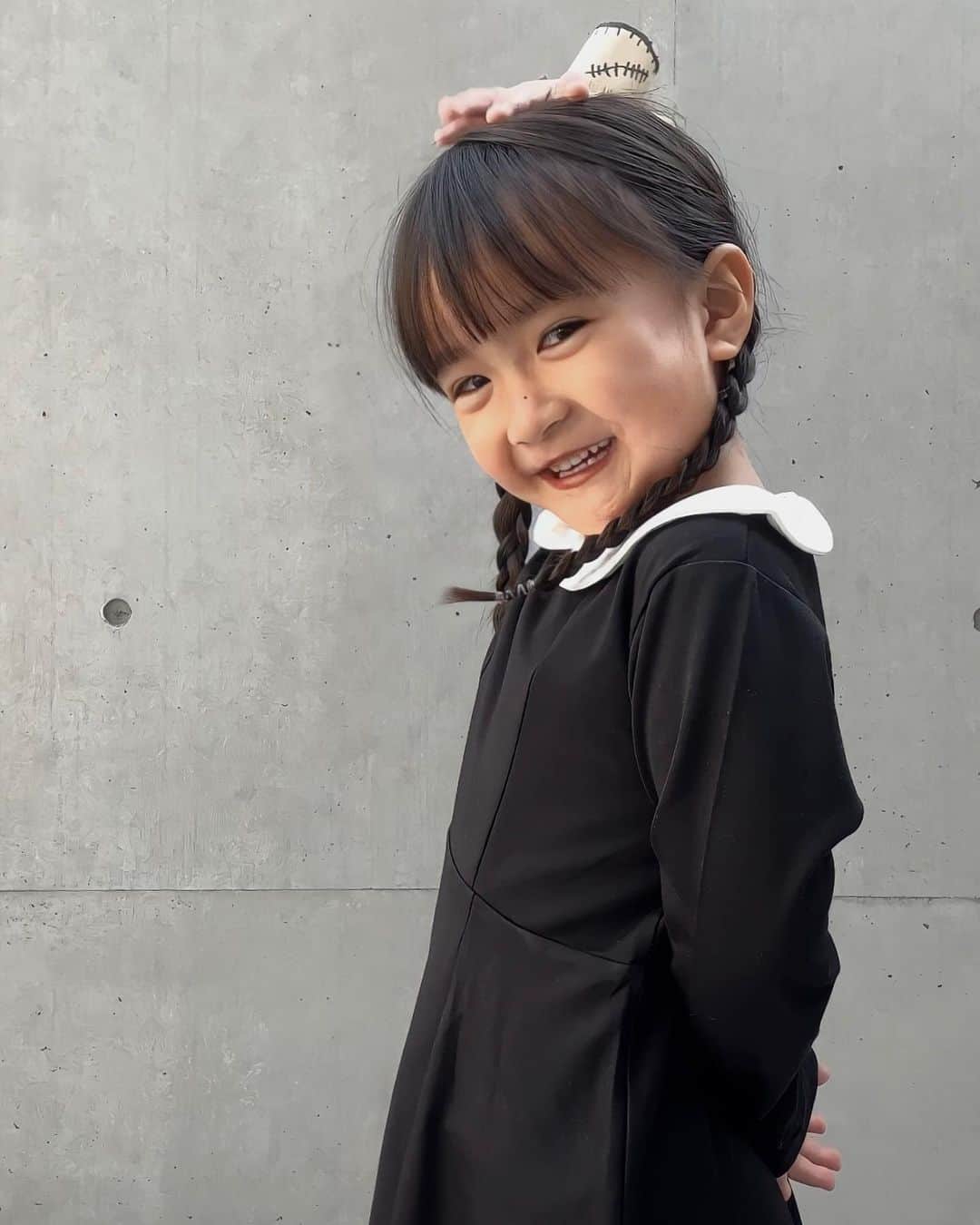 孫きょうのインスタグラム：「リールのオフショット🫳🏽🖤🪦  本人のこだわり強すぎて何回も撮り直しw お気に入りは「まって笑っちゃったー🫢」  #Wednesday #wednesdayaddams #addamsfamily #netflix」