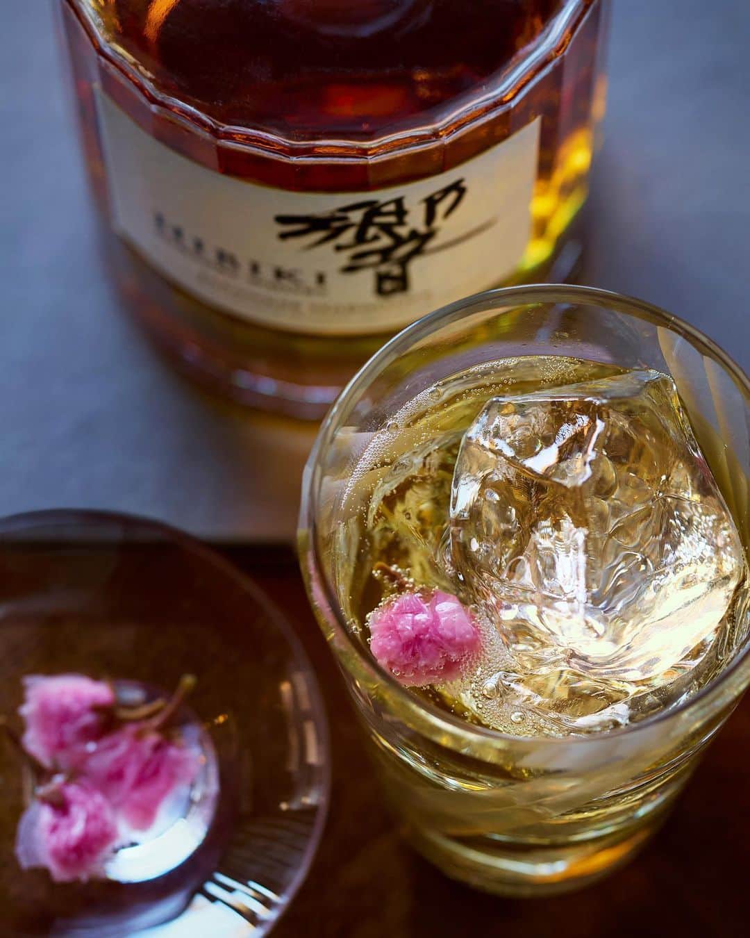 響 | SUNTORY WHISKY HIBIKIさんのインスタグラム写真 - (響 | SUNTORY WHISKY HIBIKIInstagram)「. HIBIKI TIME ～二十四節気・春分～  可憐な桜を添えて仕上げる春のハイボール。 Garnish a glass of highball with a lovely cherry blossom.  #hibiki #響 #hibiki_time #二十四節気 #24seasons #春分 #shunbun #withnature #ハイボール #highball #hibiki_with_soda #桜 #sakura #桜の塩漬け #saltedcherryblossoms」3月24日 18時02分 - suntorywhisky_hibiki