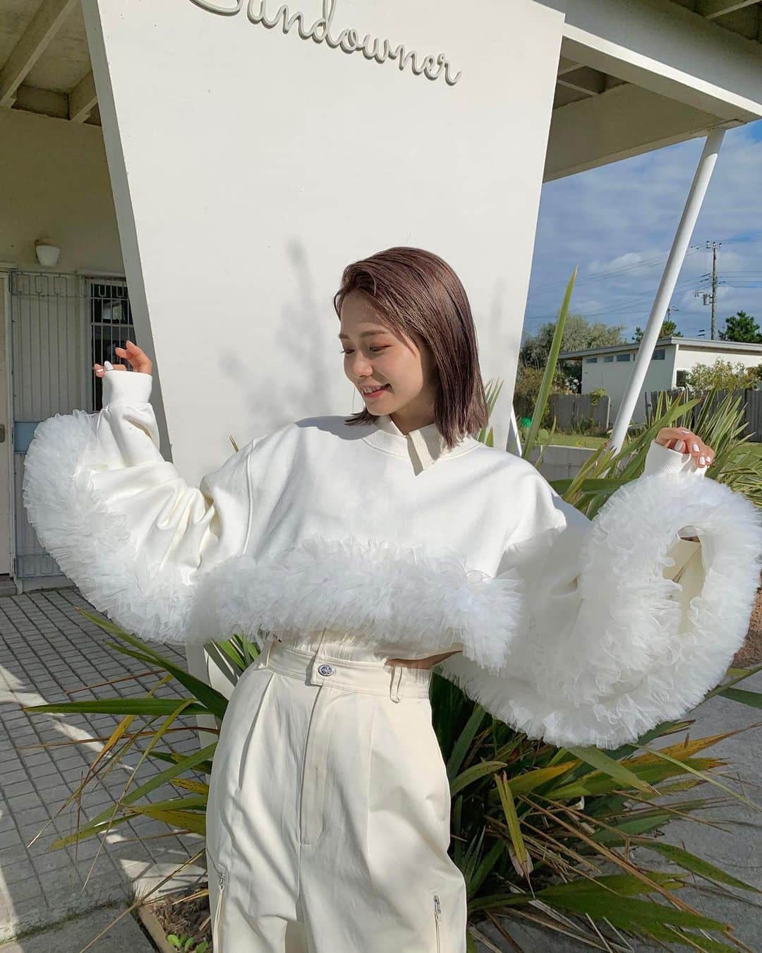 足立佳奈のインスタグラム：「ずっと載せたかった可愛い子です。  アルバムをGETしてくれた子は、 もう見たことあるよね🫶  女の子の夢がいっぱい詰まってる服。ふわふわで可愛いのに甘すぎないっ。ネイルもホワイトだったんだだよ。💭🤍」