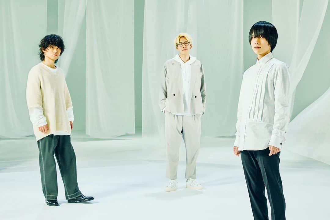 おいしくるメロンパンさんのインスタグラム写真 - (おいしくるメロンパンInstagram)「. 7th Mini Album『answer』より 「ベルベット」の先行配信が決定しました🏳️  3月29日(水)0:00の『answer』iTunes Storeプレオーダー（先行購入）開始とあわせて配信スタートとなります✨ （リンクは後日ストーリーズにて！）  また、新しいアーティスト写真も公開しました📷💥 今回が初めてとなる楽器との撮影にも挑戦しています！ （撮影：永田拓也さん）  #おいしくるメロンパン　#ベルベット」3月24日 18時06分 - oisiclemelonpan_official