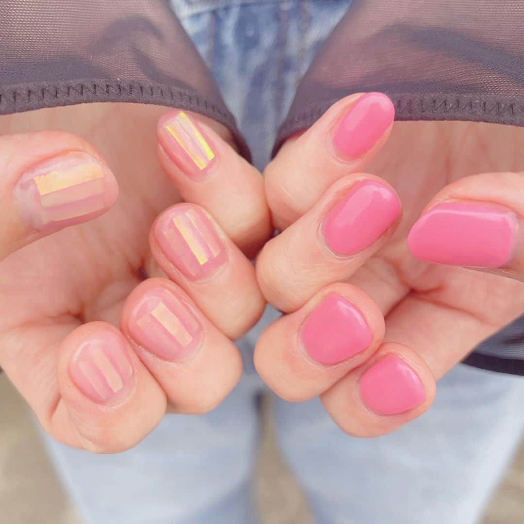 ryuu79hinaのインスタグラム：「ネイルちぇ〜んじ𓈒 𓏸𓈒𓂂𓂃♡ ・ ・ ピンクでルンルン気分🌸 フィルムの方のpinkが絶妙なミルキーなpinkでお気に入り‪𓂃 𓈒𓏸🫧 ・ ・ ━━━━━━━━━━━━━━━ #ジェル#ジェルネイル#ショートネイル#春ネイル#ピンクネイル#フィルムネイル#フィルムネイルデザイン#シンプルネイル#記録#네일아트#젤네일#글리터네일#네일스타그램#instagood#ニュアンスネイル#大人可愛いネイル#ジェルネイルデザイン#ネイルチェンジ」