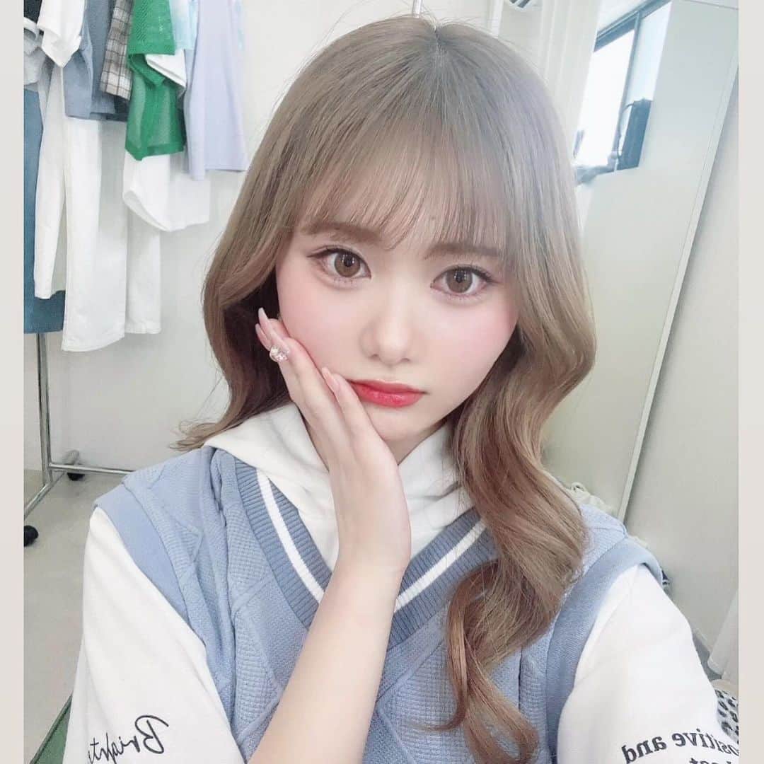 しずくのインスタグラム：「しまむらで発売される新ブランド「LILYCHUU（リリーチュー）」のモデルをやりました！！🙇🏻‍♀️💞 全国のしまむら店舗とオンラインストアで3/25に発売されるからチェックしてみてね✅かわいい洋服たっくさんあったよ(^^)あと、さーちゃんのチャンネルでうちの撮影に突撃されたから⾒てみてね！！🥹 〈1枚目〉 プルオーバー＋ボトムスセット 税込 ￥2,420 品番 737-0544 　140㎝ サイズ展開　140・150cm 〈2枚目〉 プルオーバー 税込 ￥1,639 品番 723-2717　140㎝ サイズ展開　140・150cm ボトムス 税込 ￥1,639 品番 732-1890　140㎝ サイズ展開　140・150cm 〈3枚目〉 プルオーバー 税込 ￥1,639 品番 723-2719　140㎝ サイズ展開　140・150cm ボトムス 税込 ￥1,639 品番 733-1028　140㎝ サイズ展開　140・150cm  〇限定商品、取り扱い店舗にて販売予定 https://www.shimamura.gr.jp/shimamura/sp/shoplist/ 詳細は店頭にてお問い合わせください。 #しまむらコーデ  #しまパト  #中学生コーデ  #小学生コーデ  #スクールコーデ  #ファッション好き  #しまむら  #LilyChuu #pr」