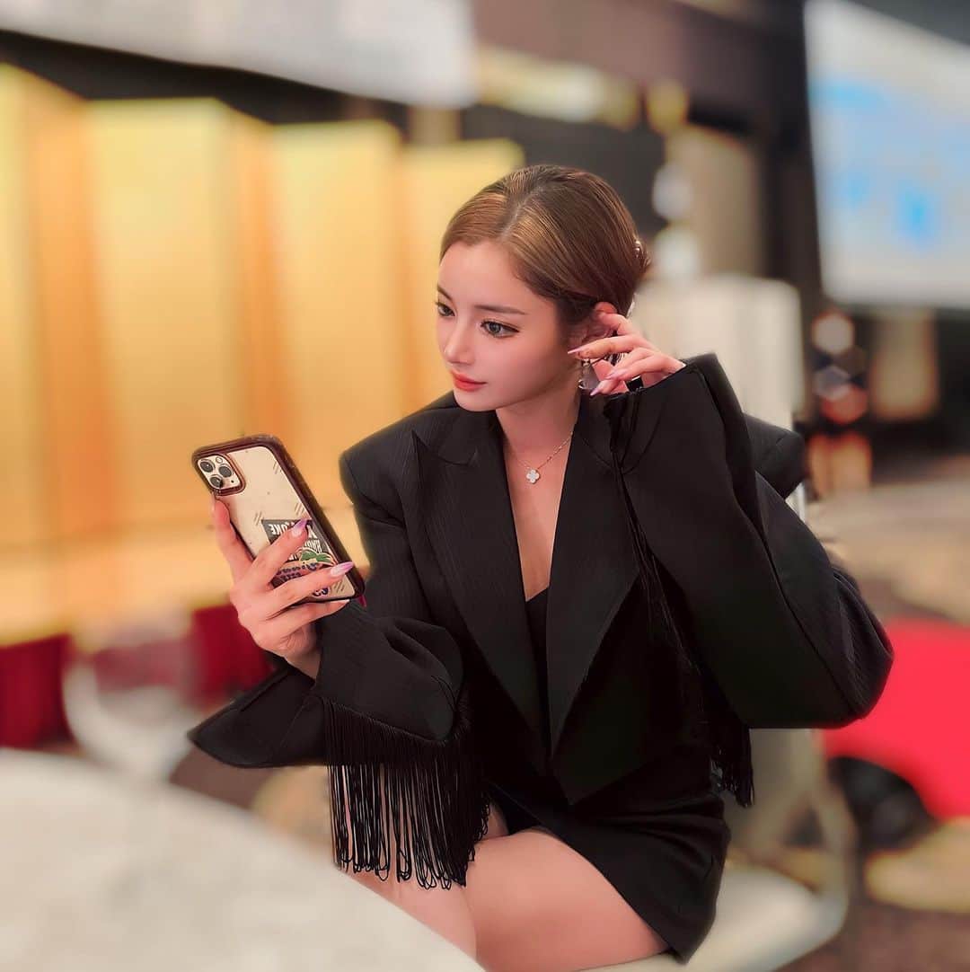 のインスタグラム：「. フリンジが色んなところに引っかかって大変」