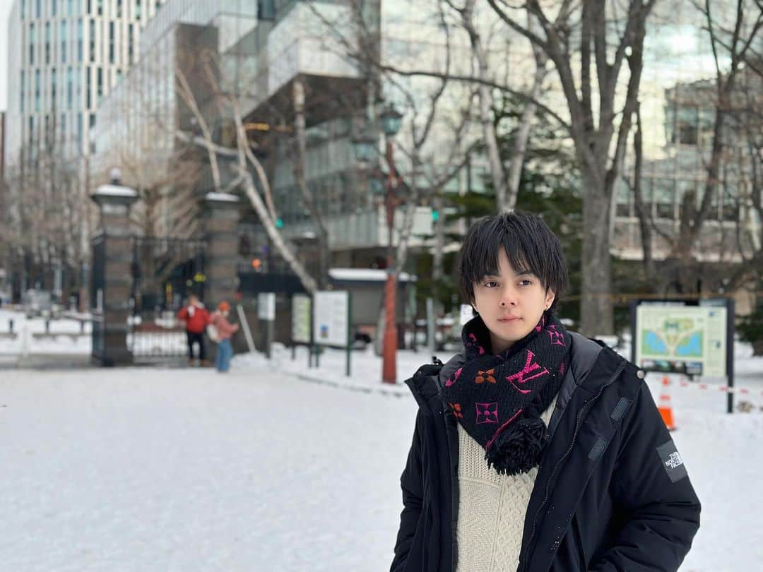 TAKUYAのインスタグラム：「先日北海道に行ってました✈️  やっぱりいいね北海道は！！ そして、DMちゃんと読ませていただいてます！ おめでとう！  #北海道　#雪　#北の大地　#寒かった　#さむさむ　#日本 #ポートレート　#写真 #バンド　#音楽 #photo #photography #japan」