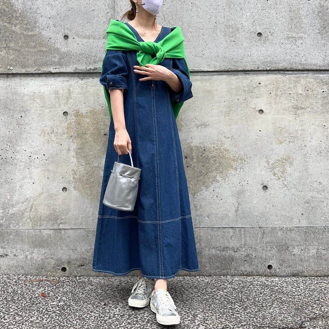 HandmadeLaboのインスタグラム：「8000円代で可愛いデニムワンピ見つけた♡  👗@sonnylabel   tops  #しまむら bag  #balenciaga  shoes #converse      #デニムワンピース  #ロングワンピース  #コンバース #グリーンコーデ  #モノクロコーデ  #スニーカー女子  #デニムセットアップ  #シンプルコーデ  #ママコーデ  #40代コーデ #アラフォーコーデ」