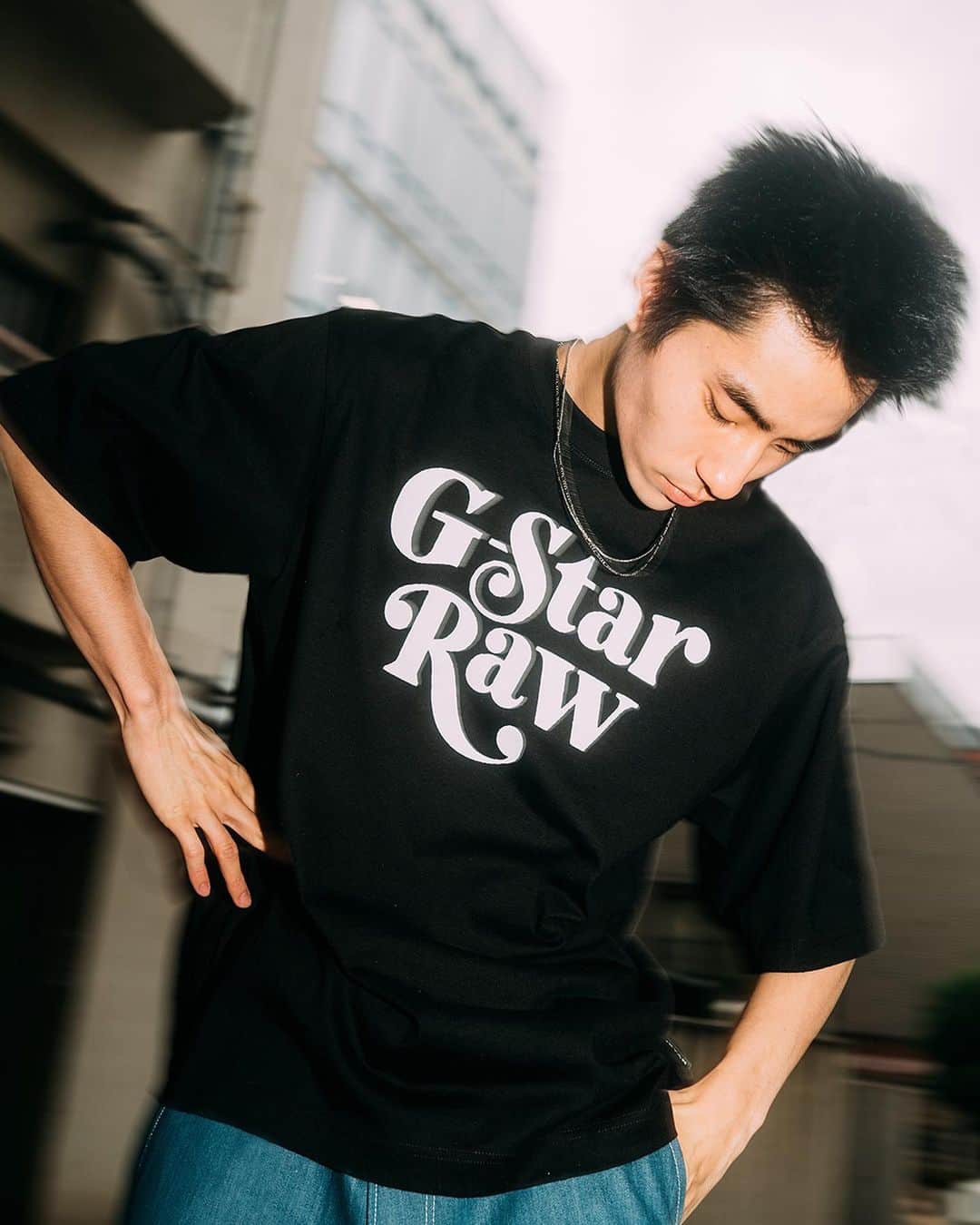 G-Star RAW Japanさんのインスタグラム写真 - (G-Star RAW JapanInstagram)「遊びゴコロ溢れるグラフィックロゴTシャツ・Unisex Foxy Boxy T-shirtsが、日本限定で3月27日(月)より登場！  ユニセックスで楽しめるシルエットやオーバーサイズフィット、BCI （ベター・コットン・イニシアチブ)を介して調達した環境にやさしく上質な素材が特徴です。   #GStarRAW #GStarRAWjapan #ジースターロゥ  #ロゴT #Tシャツコーデ #Ｔシャツ #日本限定  Accessory：AJiNCO (ロードス 03-6416-1995)」3月24日 18時23分 - gstarraw_jp