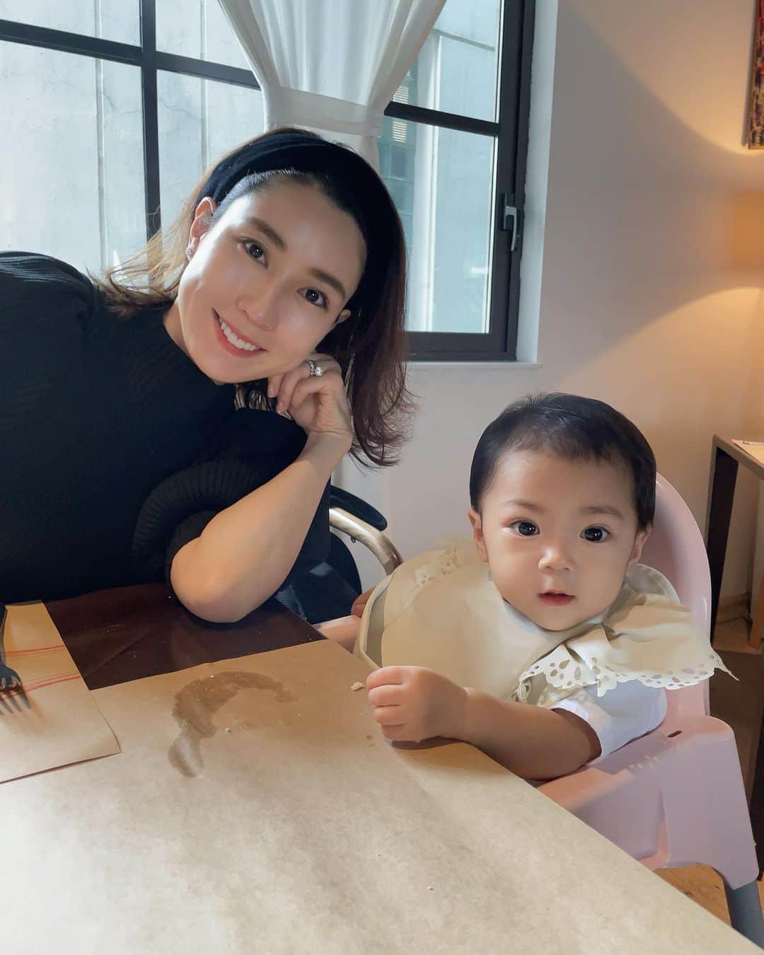 髙田麻紀子のインスタグラム：「❤︎ . 週末は家族でランチへ🍴💓 . 娘の食事用のエプロンは、楽天で購入しました☺️楽天ROOMに載せてます✨  女の子のベビーグッズは、可愛いものが沢山あって楽しい💓  トップス#seventenbymihokawahito  ヘアバンド #maisonmichel  . #instagood #instalike #momanddaughter #babygirl #9months」