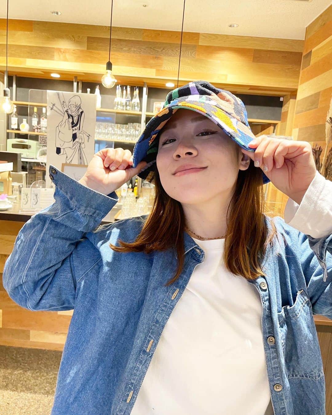 hoshinofumikaのインスタグラム：「ハードな日々、頭も心もちょっと疲れたところにROXYから元気カラーの可愛いハットが届いたよ🥹💖🎁 カラフルなものって げんきになるね〜🧡💙❤️💛💚 ありがとROXYYYYY🌺  親友とロッテアライのホテルに泊まって 春スノーボードもしてきた🌸 いろんな話して 美味しいご飯食べて アホな事やって 楽しいスノーボードして 心も身体もﾘﾌﾚｰｯｼｭ🫶❤️‍🔥✨ 忙しい時こそ、ご褒美作って毎日過ごさないとダメだね😽👍 シーズン後半戦まだまだいくぞー🤘  明日から猫魔ー！ みんな遊びにきてねー！！！🐰 動画編集間に合わないよー！ 徹夜でもやるぞー！笑  しゅっぱーつ🚗！！！  @roxyjapan  @roxy」