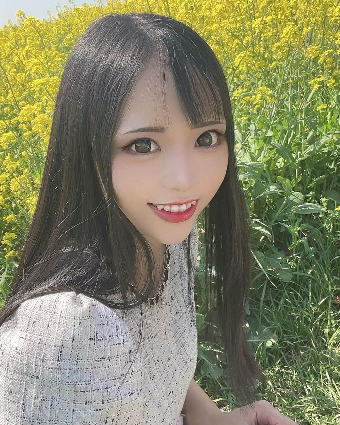 のインスタグラム：「菜の花🌼 ずっと、過ごしやすくて紅葉の綺麗な秋🍁が一番好き だったけど、最近は春🌸の方が好きかも知れない🤍  爽やかな春服が好きだからかも🫶🏻  #ライブ配信#ライバー#八重歯#宅建士#宅建#宅地建物取引士#不動産営業#イギリス留学#バセドウ病#吃音症#過敏性腸症候群#🧢なつみ👻🍊#ファッション誌モデル#着物モデル#菜の花#한국어공부#gravesdisease#stuttering」
