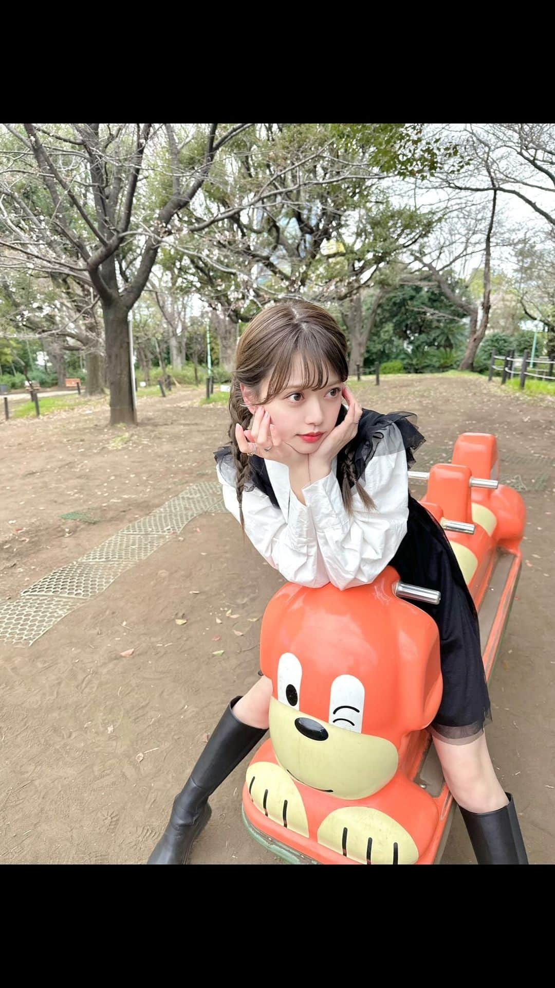 山崎春佳のインスタグラム：「Have you?? 🖤  #wednesday #ish #lol  #park #play #代官山 #公園 #いつだかの #ウェンズデー みたいな格好になったから作ってみた」