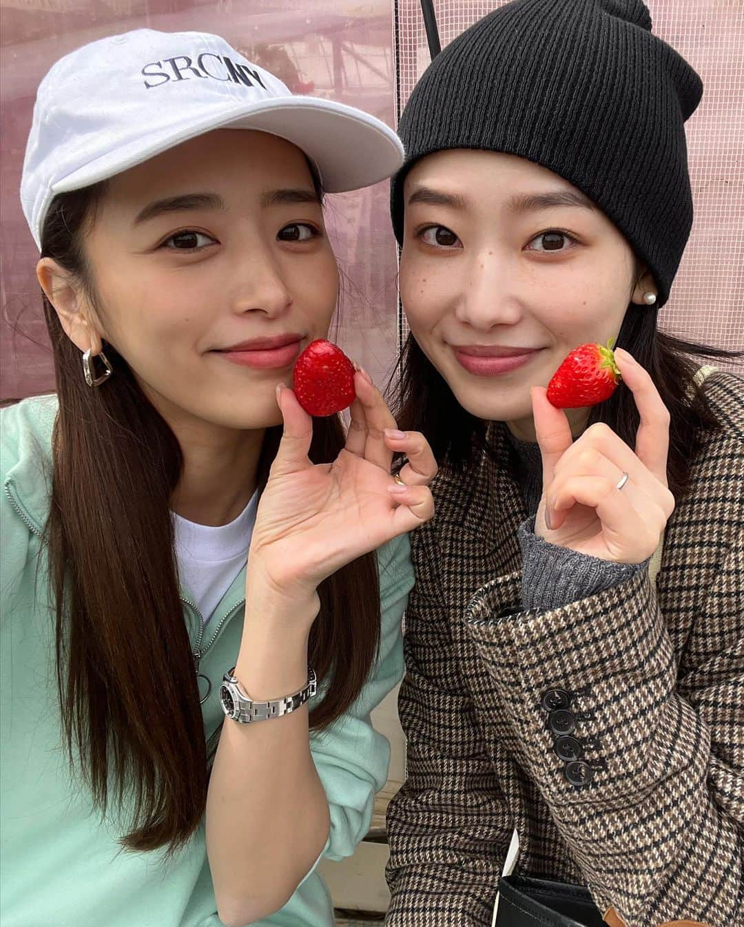 菜香さんのインスタグラム写真 - (菜香Instagram)「春分の日は苺狩りに行ってきました🍓🍓🍓 大人もしっかりテンション上がるよねぇ〜🤍笑 とあみうちゃんは人懐っこくて、素直で本当に良い子👧🏻👧🏻💓 夜は皆でご飯食べて、久々にちぴさんとマッサージにも行けた🥹💕 2人でとかいつぶり😂😂😂w あーでもないこーでもない話して 何て素晴らしい1日🫶🏻」3月24日 18時46分 - saika518