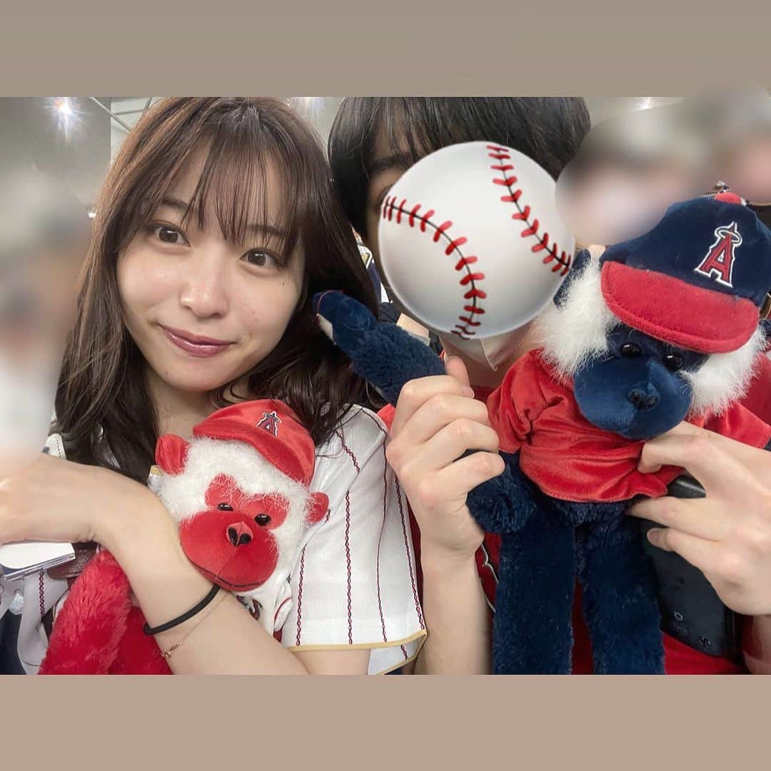 林佑香のインスタグラム：「WBC改めて優勝おめでとうございます〜🎊  侍ジャパンの皆様に数々の一生思い出に残る感動を頂きました。 ありがとうございます！  写真は弟と準々決勝を見に行った際にとったもの！インスタ初登場です😙  そして、今日はサッカー日本代表の試合もありますね！ 楽しみにしています⚽️」