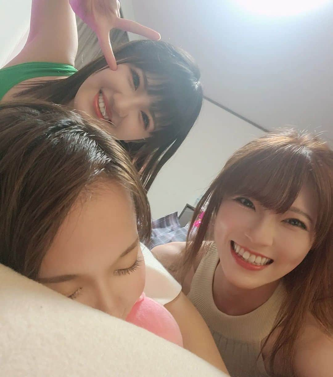 百合川さらのインスタグラム：「若い！可愛い！姫宮すみれちゃん♥️春日えなちゃん♥️ そして毎回顔に怪我してても微妙に許してくれるメイクさんのよねさんです！らぶ！  いつも楽しく撮ってもらえて嬉しいな♥️」