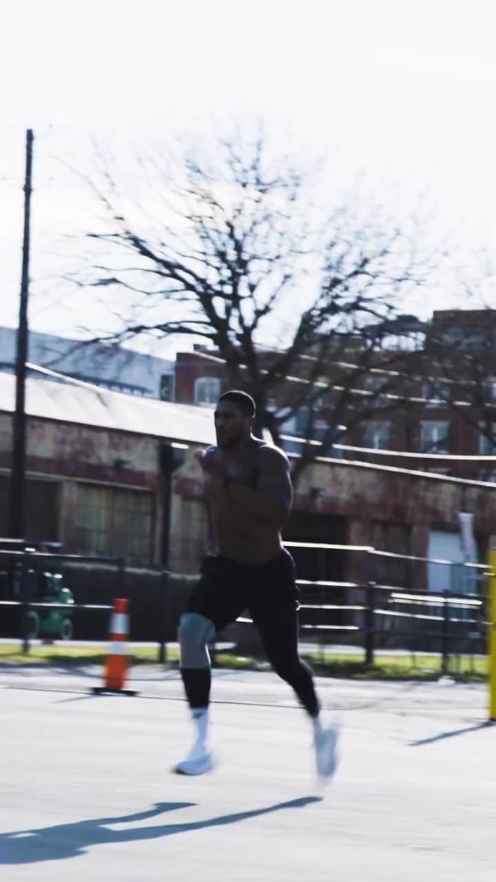 アンソニー・ジョシュアのインスタグラム：「Road works ⚠️  Watch live on DAZN, April 1 ⏳」