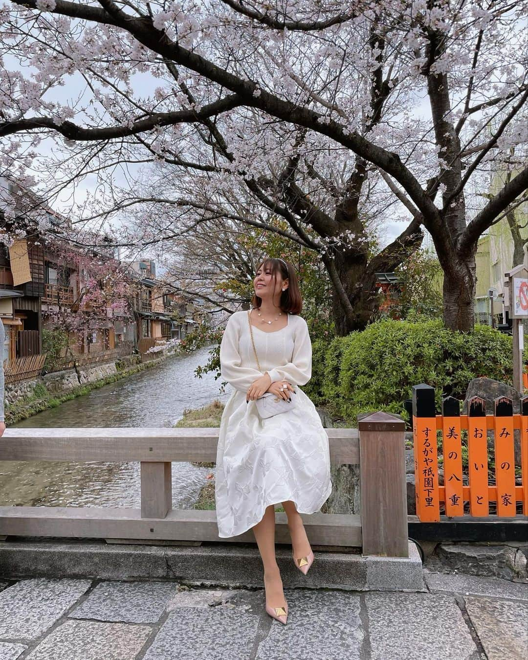 ikuさんのインスタグラム写真 - (ikuInstagram)「こんばんは🌛 おつかれさま  ・ 曇ってるからさくら映ないわ🌸青空にピンクが撮りたい笑 以外と今日空いてたかも！週末はすごい人だろな🌸 ・ tops  @snidel_official  new✨ skirt  @miele.official  Jewelry  @vancleefarpels   #ホワイトコーデ#さくら#桜#お花見#お花見スポット#京都#京都観光#祇園#いつもの#場所#大人可愛いコーデ#いつもありがとう」3月24日 18時59分 - cheriee515