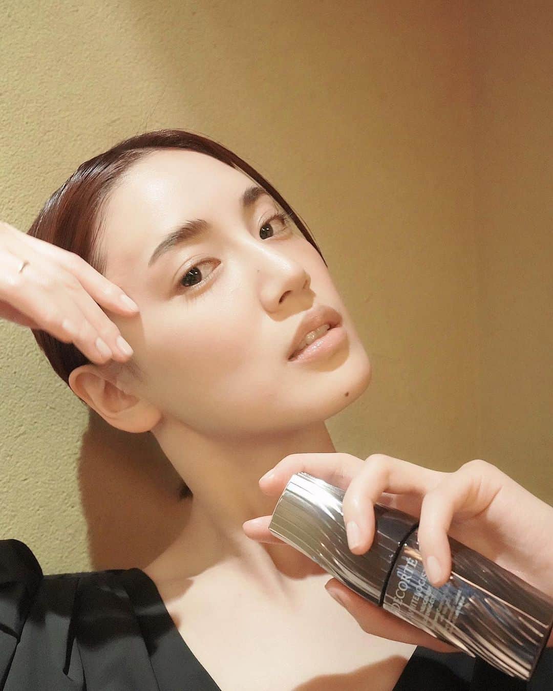 のインスタグラム：「@cosmedecortejp 🤍🥚  天然由来の美白有効成分「コウジ酸」を配合していて、‟コウジ酸の力で徹底的にシミ対策できるという"ということで、私も実際に試してみました。  「コスメデコルテNo.1*美白**美容液」 コスメデコルテ ホワイトロジスト　ネオジェネシス ブライトニング コンセントレイト [医薬部外品]  普段もコスメデコルテさんの商品を愛用させていただいてるのですが、今回使用した美白美容液は初でしたが、とても気に入りました。 私は肌に使用する商品は使用感など気にする方なのですが、素早くなじむ感覚があり、心地良い使用感でした！ 使った瞬間、これは継続して使いたい。と 肌も私も思いました🤍  *2021年の売上総数における **メラニンの生成を抑え、シミ・ソバカスを防ぐ  #コスメデコルテ #ホワイトロジスト #コウジ酸 #透明感 #decorte_pr @cosmedecortejp」