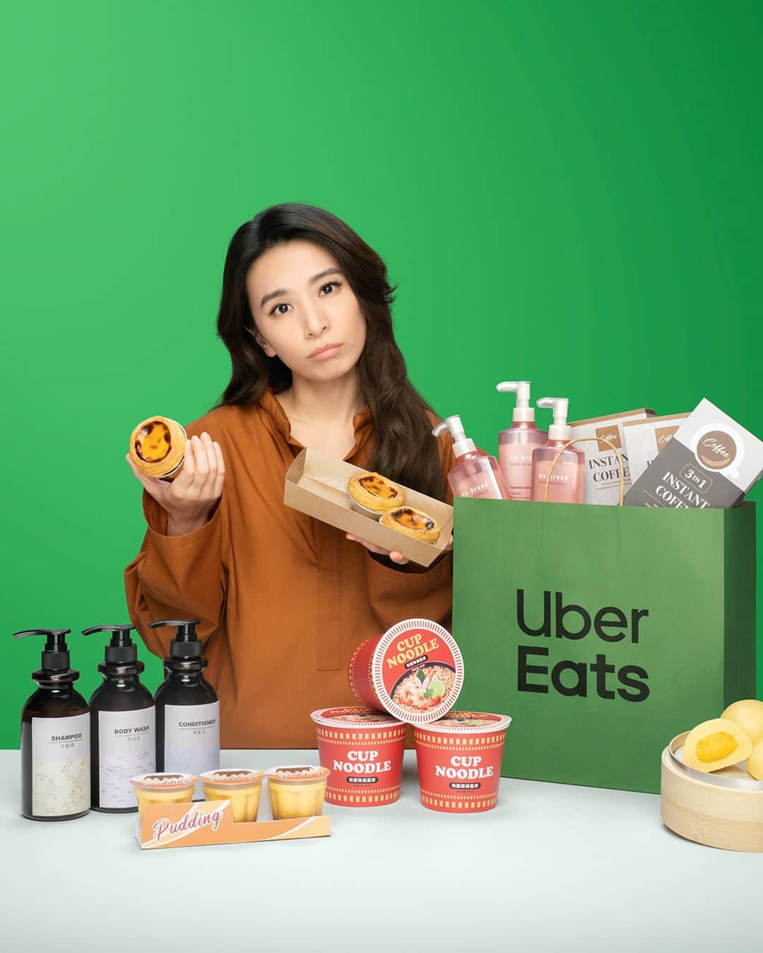 ヒビ・ティエンのインスタグラム：「⁡ /小樂手/⁡ ⁡ 吃的、用的，你想點的在 Uber Eats 上都點得到，但...也不是什麼都點得到，例如：沒有熊孩子的吵鬧、沒有五顏六色的喧囂、沒有突然的尬聊、沒有出包、沒有受氣包、沒有懶人包、沒有後悔藥、更沒有什麼早知道，所以...露營前要養成好習慣看一下氣象預報😉⁡ ⁡ 讓我來送上一組無人知曉的序號，現在立刻打開 Uber Eats App⁡ 輸入優惠序號【應該樂來樂好】，生鮮雜貨消費滿 $499 立享 9 折優惠，最高可折抵 $200⁡ 輸入優惠序號【應該有幸運來到】，美食消費滿 $199 立享 85 折優惠，最高可折抵 $200⁡ 1) 優惠數量有限，兌換完為止⁡ 2) 優惠規範，請參考 Uber Eats App 內相關公告⁡ 3) Uber Eats 保 有活動之解釋、修改、調整、終止等相關權利⁡ ⁡ 雖然看起來不是什麼都點得到，但應該都點得到，不然你點點看就知道囉！⁡ ⁡ @ubereats_tw #UberEats #應該都點得到」