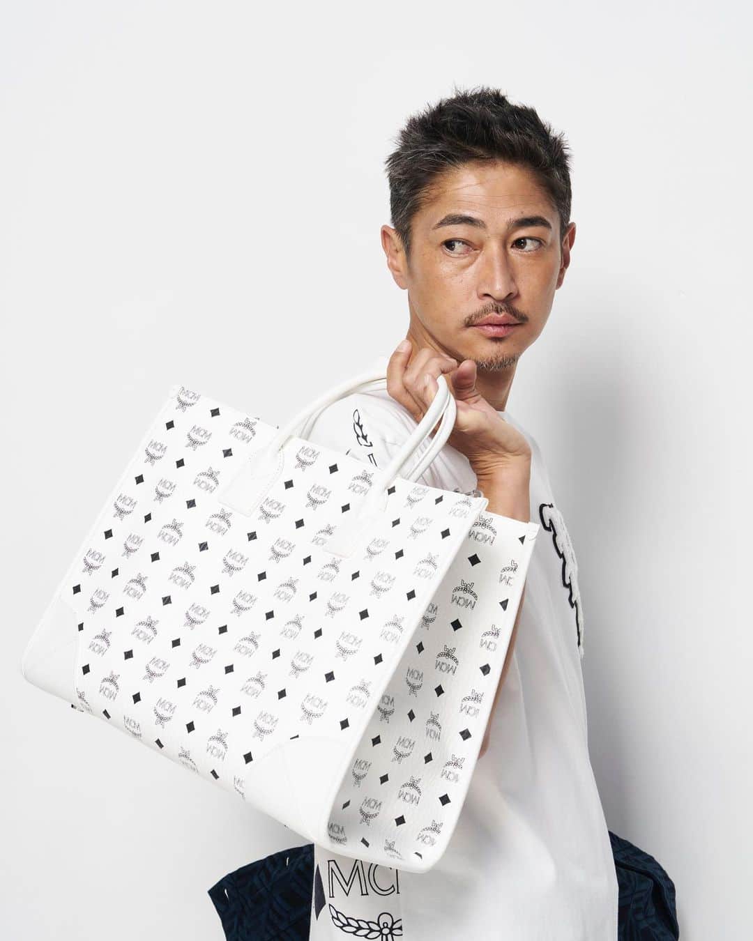 窪塚洋介のインスタグラム：「@mcmjapan  23SS 国内シーズンキャンペーン✨  #mcmjapan   PHOTOGRAPHER：JUNJI HIROSE @hiroseman STYLIST : SOICHIRO KOBAYASHI：@soichiro.kobayashi HAIR & MAKE : SHUJI SATO：@botanica_mh_shuji」