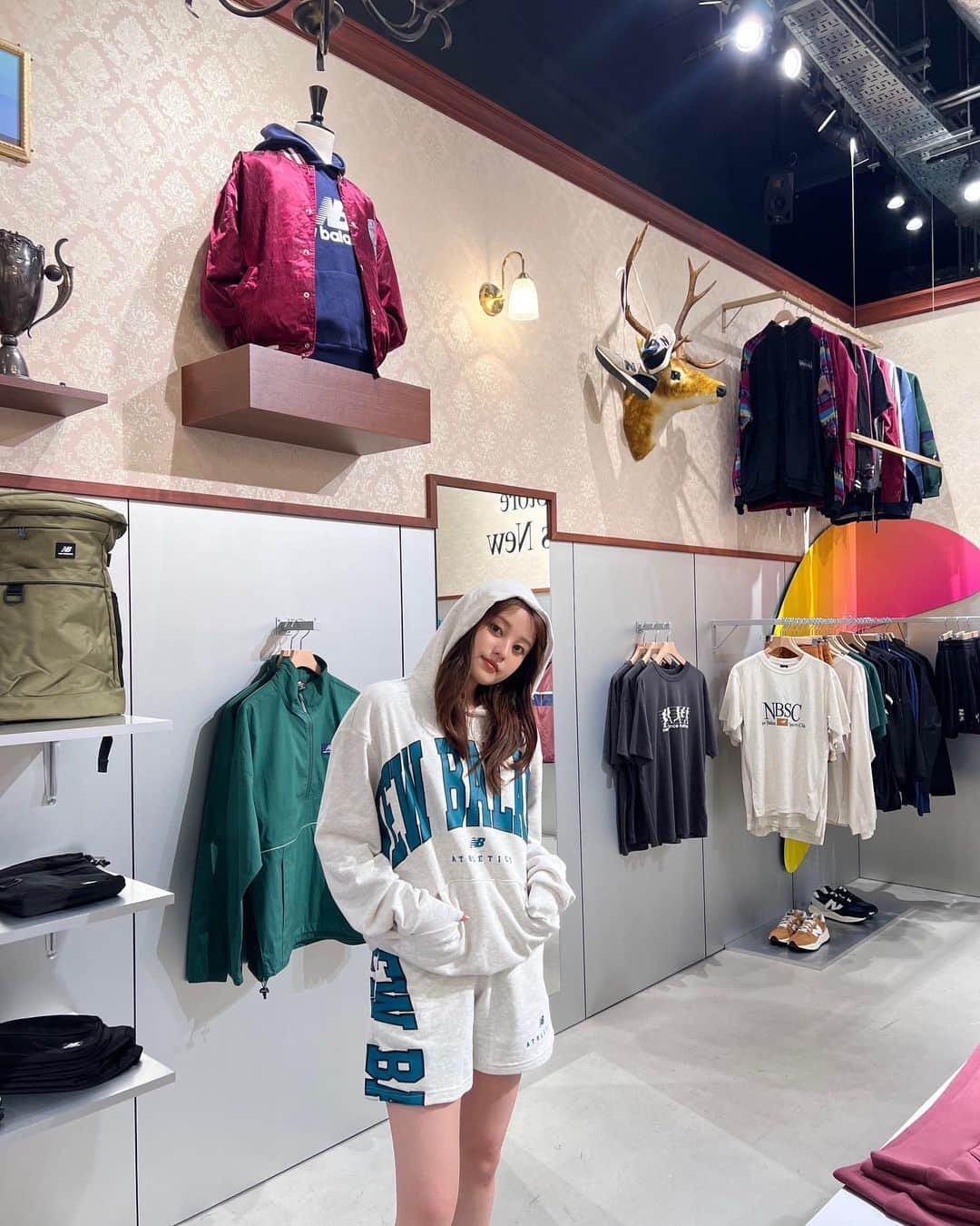 福山絢水さんのインスタグラム写真 - (福山絢水Instagram)「New Balance  Apparel Pop up Store 「Classic is New」お邪魔してきました🤍  大きいロゴが可愛いセットアップ~❤︎ 小物もお洒落でキャップも合わせてみた  全体的にレトロチックなデザインでタイプな空間でした…😮‍💨🧠  ニューバランス原宿1Fで 4月6日まで開催してるから是非行ってみてね~♡  #ニューバランス #newbalance #nbアパレル #PopupStore」3月24日 19時01分 - aya__m02