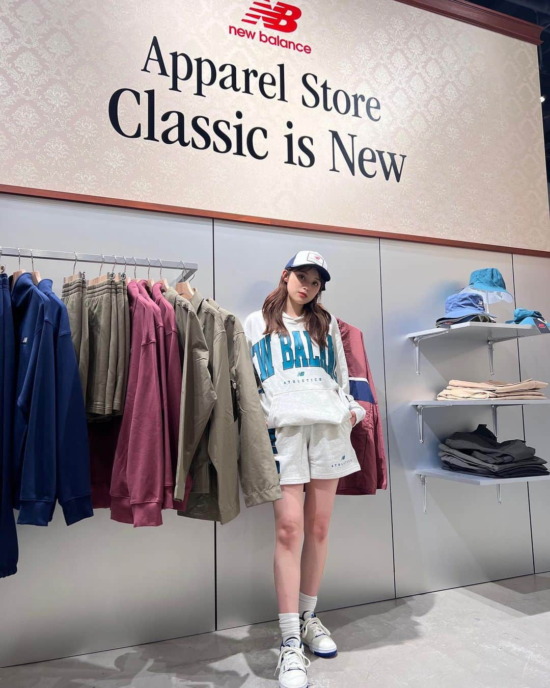 福山絢水さんのインスタグラム写真 - (福山絢水Instagram)「New Balance  Apparel Pop up Store 「Classic is New」お邪魔してきました🤍  大きいロゴが可愛いセットアップ~❤︎ 小物もお洒落でキャップも合わせてみた  全体的にレトロチックなデザインでタイプな空間でした…😮‍💨🧠  ニューバランス原宿1Fで 4月6日まで開催してるから是非行ってみてね~♡  #ニューバランス #newbalance #nbアパレル #PopupStore」3月24日 19時01分 - aya__m02