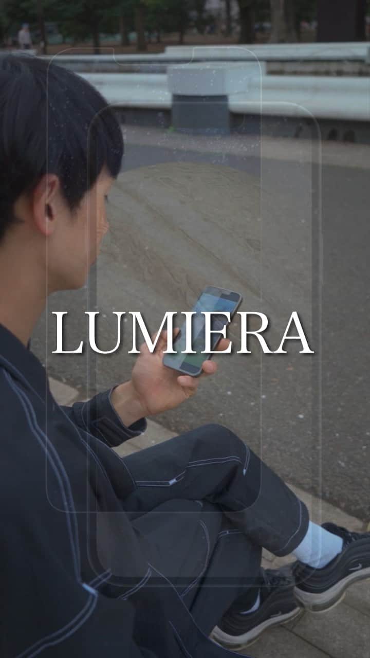 asukaのインスタグラム：「【超低反射フィルム】 LUMIERA 右半分だけ貼ってみました📱  これだけ反射する場所でも何やってるかわかるね😏✨  外での撮影は画面が見づらい事が多いので重宝させてもらいます！  @lumiera_sns  @narrow_official   🎥 @maeken_313   #lumiera #ルミエラ #ガラスフィルム  #保護フィルム #ルミエラアンバサダー」