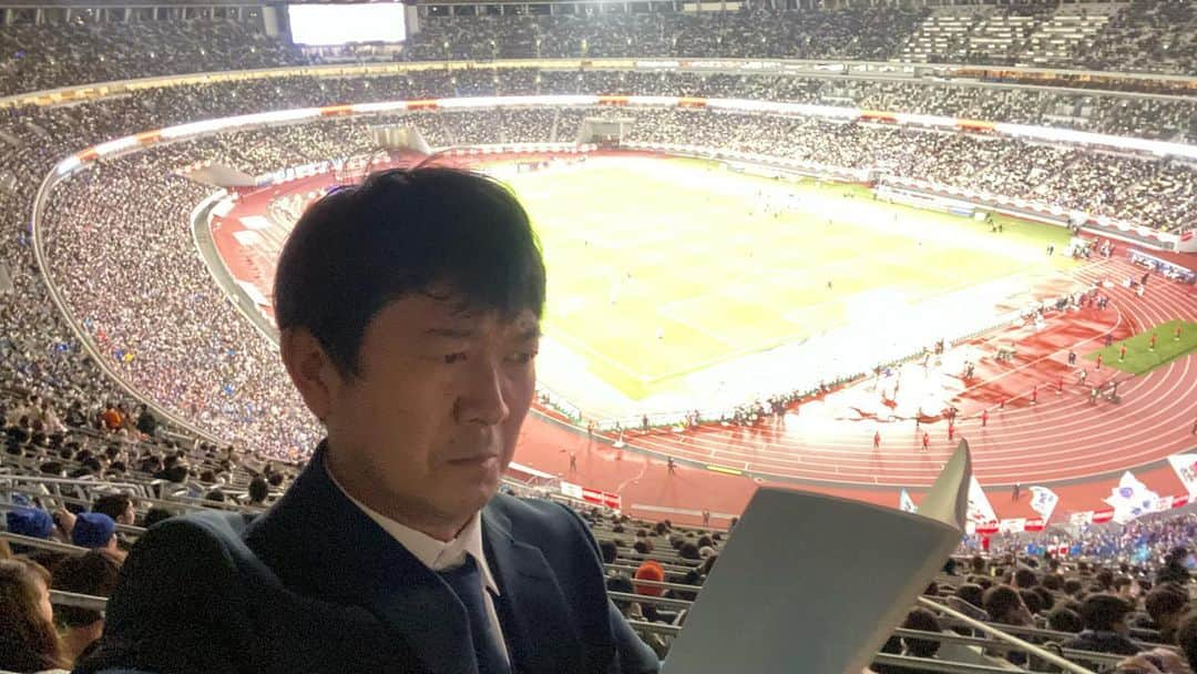 アキラ100%さんのインスタグラム写真 - (アキラ100%Instagram)「最後方から⚽️  応援、よろしくお願いします！  #サッカー #日本代表 #キリンチャレンジカップ  #森保監督 #ウルグアイ」3月24日 19時14分 - akira100percent_