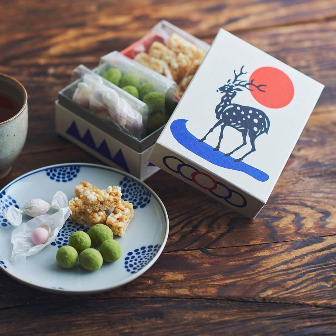 中川政七商店さんのインスタグラム写真 - (中川政七商店Instagram)「「まるで、玉手箱。」  食べているときも、食べ終わったあとも。 何を入れようかと 楽しみになれるお菓子をつくりました。  その名も、菓子手箱。 日本各地の郷土菓子と、 その土地の工芸をもとにしたパッケージです。  手箱とは、 大切なものを入れておく工芸品のこと。 宝物収めるように詰め込んだ、お菓子たち。 2種の定番菓子、和三盆と抹茶豆とともに、 パッケージごとに異なる、郷土菓子1種が添えられています。  【半月ふやき】 弦を張り終わった弓や渡し船にも見立てられ、 準備が整った状態や門出を表す半月のふやきを合わせました。 箱は、金沢で焼いた半月ふやきにちなみ「九谷焼」を イメージソースに描いています。  【黒糖きな粉柿】 「嘉来」とも書き「喜びがやってくる」とも、 長寿の縁起物とも言われる干し柿のお菓子を合わせました。 箱は、奈良産の干し柿にちなみ「正倉院宝物」を イメージソースに描いています。  【ゆずおこし】 「身を興す、家を興す」につながる おこしを合わせました。 箱は、長崎・諫早のおこしにちなみ 「長崎凧（ハタ）」をイメージソースに描いています。  ▶菓子手箱（半月ふやき、黒糖きな粉柿、ゆずおこし）／各￥2,750  🦌プロフィールのリンクから、お値段など詳しい情報をご覧いただけます @nakagawamasa7  🦌渋谷店では代引きを承っております(03-6712-6148) ． 日本の工芸が教えてくれる 暮らしかた、生きかた。  Japan’s kogei. Teaching us how to live how to be. ．  #中川政七商店 #nakagawamasashichi #お菓子 #お菓子缶 #贈り物 #ギフト #ギフト選び  #シンプルな暮らし #暮らし #暮らしを楽しむ #日本の暮らし #箱菓子 #手土産」3月24日 19時15分 - nakagawamasa7