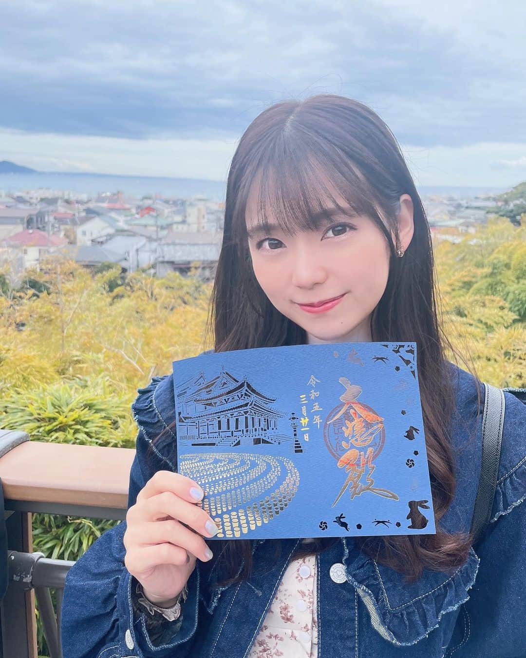 白石真菜さんのインスタグラム写真 - (白石真菜Instagram)「神奈川県鎌倉市にある長谷寺に行ってきました🚃𓈒𓂂𓏸  通常の御朱印とは別に切り絵御朱印と刺繍御朱印がありました！！ 私がいただいたのは、切り絵御朱印⛩ とても細かくて素晴らしいデザインでした‎(՞ ܸ. .ܸ՞)︎♡ 透かすととても綺麗！！  ⛩長谷寺とは… 往古より「長谷観音」の名で親しまれる当山は、正式には「海光山慈照院長谷寺」と号します。 開創は奈良時代の天平八年(736)と伝え、聖武天皇の治世下に勅願所と定められた鎌倉有数の古刹です。本尊は十一面観世音菩薩像。木彫仏としては日本最大級（高さ9.18ｍ)の尊像で、坂東三十三所観音霊場の第四番に数えられる当山は、東国を代表する観音霊場の象徴としてその法灯を今の世に伝えています。 (長谷寺ホームページより引用)   #神奈川 #神奈川御朱印 #御朱印 #関東御朱印 #切り絵御朱印  #長谷寺 #鎌倉 #鎌倉観光  #しーまな寺社巡り⛩」3月24日 19時09分 - shiraishi_mana47