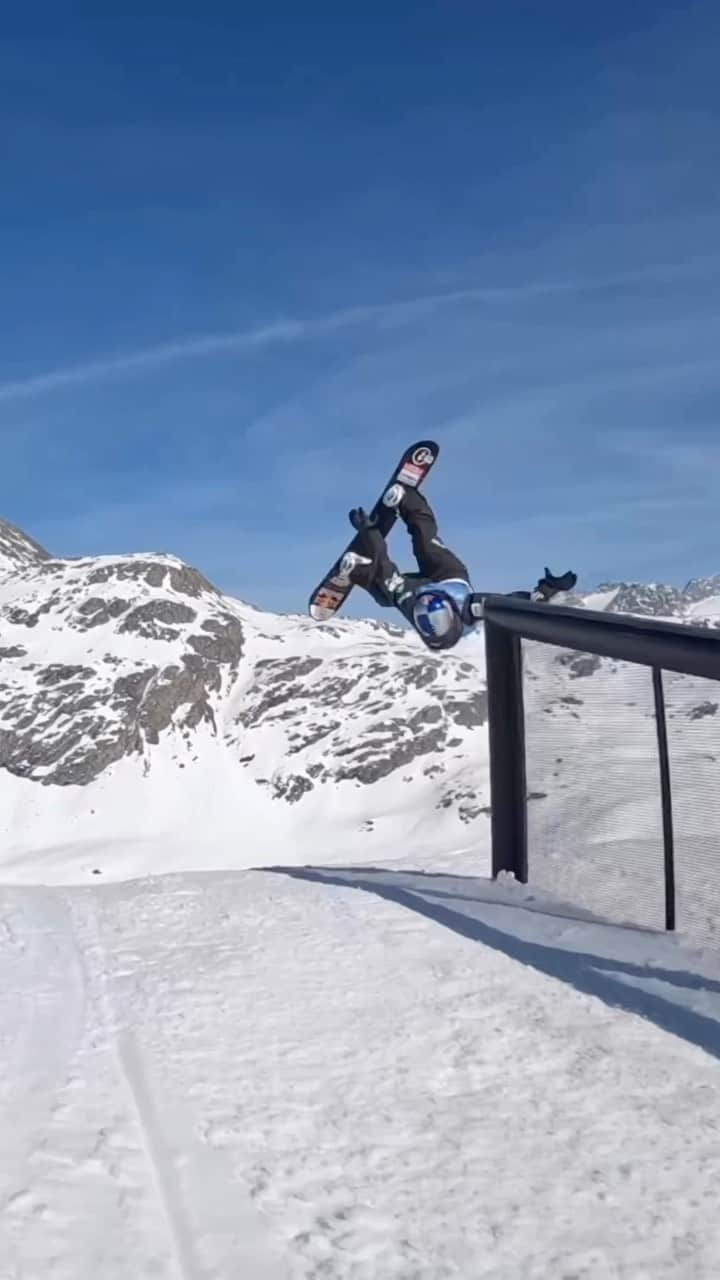 鬼塚雅のインスタグラム：「. 3 tricks from training in Corvatsch!! Stoked to move onto sunday's final🤞  今シーズン最後のワールドカップでも予選通ることができました!!予選前に練習したこのレールの技が決勝でできますように🤞  🧑‍🏫🎥 @taku_ride.on.board  #ISPS #RedBull #artisticandco #fjanck #ようきペットクリニック #samanthathavasa #nitrousa #electric #cwx  #swix #globalwifi #スリックハウス #スノーボード #snowboard」