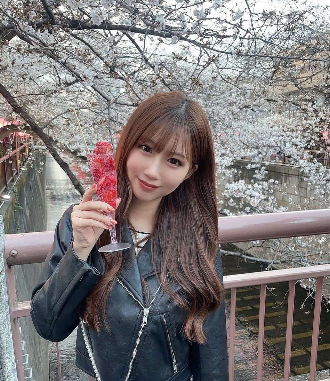 日南まみさんのインスタグラム写真 - (日南まみInstagram)「. 桜綺麗だった〜🌸🌸 🍓美味しかた(๑╹ω╹๑ )  #同じような写真」3月24日 19時11分 - _maaamiy_