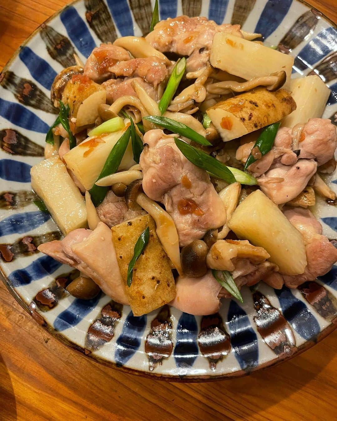 吉野千穂のインスタグラム：「千穂飯🌿鶏肉と長芋の梅オイスター炒め  旨味の中に少しの酸味があって 食欲増し増しの一品🍚🔥 オイスターソース×梅干しの組み合わせラブ🫶  🌱鶏肉と長芋の梅オイスター炒め 分量:2〜3人分 調理時間:20分  鶏もも肉　1枚250g 長芋　8cm200g しめじ　1/2袋100g 細ねぎ　2-3本 梅干し　1個 塩こしょう　少々  サラダ油　大さじ1  ⭐︎調味料 酒　大さじ1 砂糖　小さじ1 しょうゆ　小さじ1 オイスターソース　大さじ1  ①食材を準備する [長芋]よく洗ってひげ根を取り除き、皮付きのまま5cm長さのくし形に切る。 [しめじ]根元を切り落とし、小房にほぐす。 [細ねぎ]根元を切り落とし、斜め1cm幅に切る。 [梅干し]種を取り除いて包丁でたたく。 [鶏肉]一口大に切って塩こしょうをふる。  ②鶏肉を焼いて野菜と炒め合わせる ・フライパンにサラダ油を入れて中火で熱し、鶏肉を皮目を下にして並べ入れ、焼き色がつくまで焼いて裏返す。 ・長芋、しめじを加えてふたをし、弱火で3分ほど蒸し焼きにする。ふたを取って中火にし、全体を炒め合わせる。  ③調味して仕上げる ・⭐︎、梅干しを加え、なじむまで炒める。 ・細ねぎを加えてさっと炒め合わせる。  #千穂飯#おうちごはん#千穂飯レシピ#鶏肉レシピ#長芋#梅干し#オイスターソース#晩ごはん記録#簡単レシピ#おつまみレシピ#おうち居酒屋#管理栄養士#フードスタイリスト」