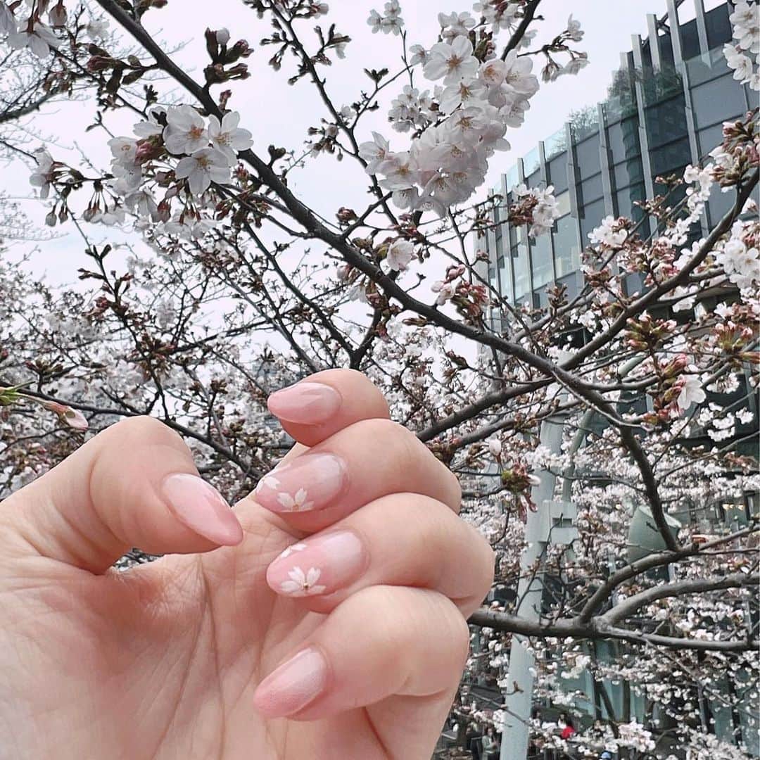 亜里沙のインスタグラム：「The beginning of SAKURA🌸 💅 by @chipieee_nail_kanako @chipieee_ebisu」