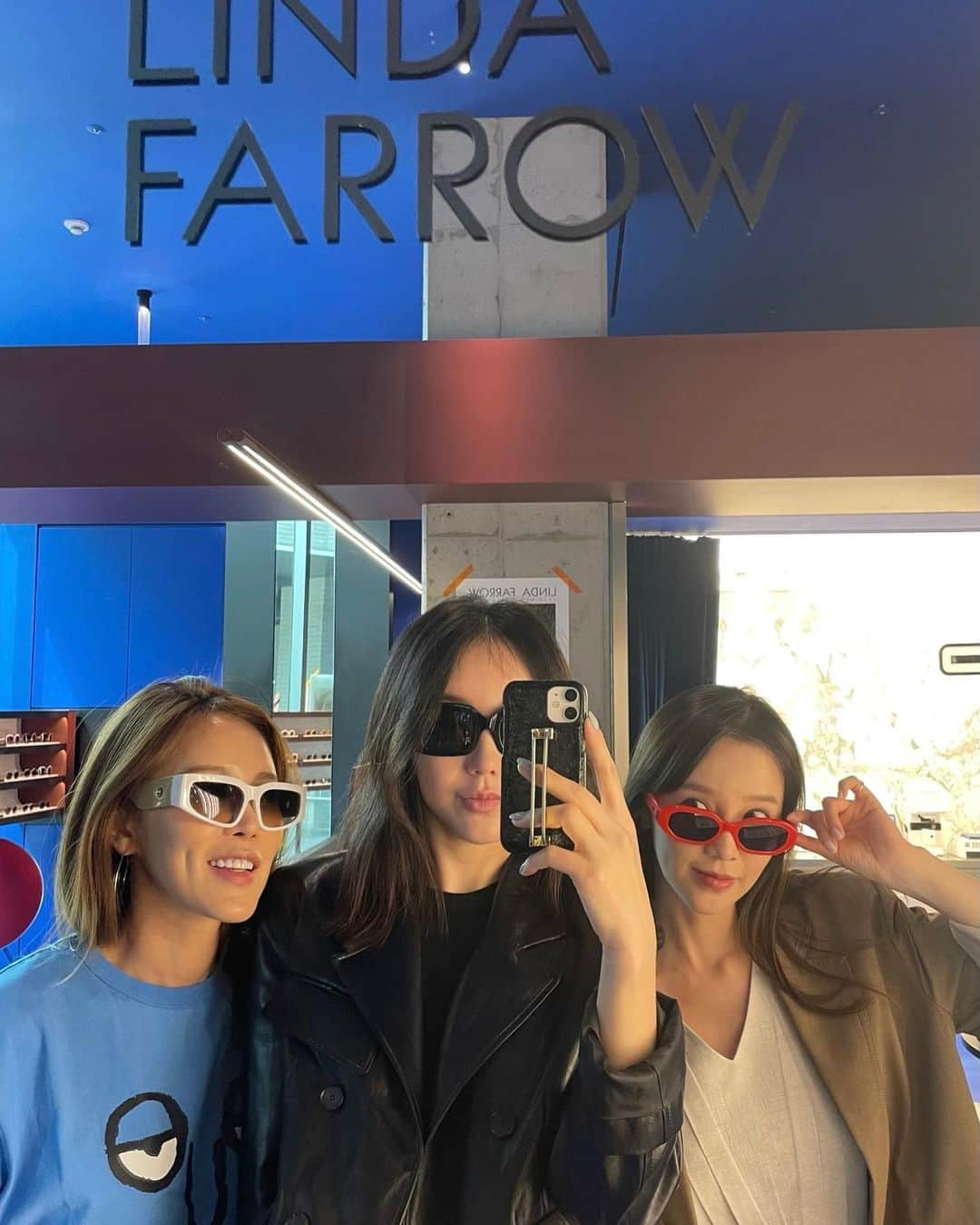 ICONIQのインスタグラム：「멋쟁이언니들과 🕶나들이 ♪ 이쁜거 넘 많아서 눈 돌아감..😵‍💫🖤 @lindafarrow @papyrusflag」