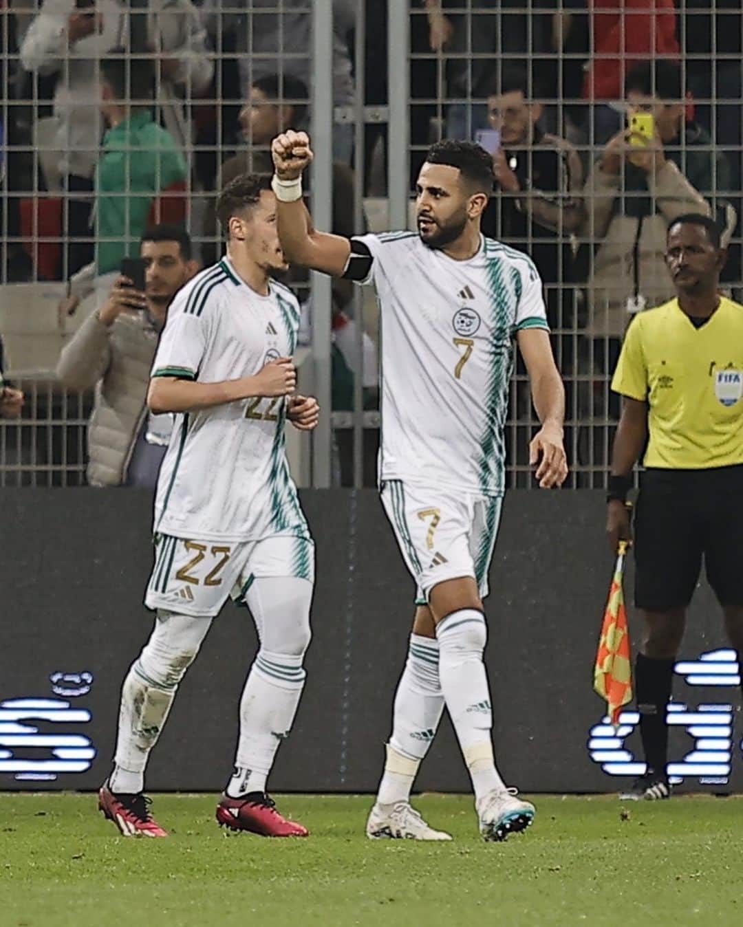 のインスタグラム：「Victoire difficile et importante hier. On continue #tahiadjazair 💚」