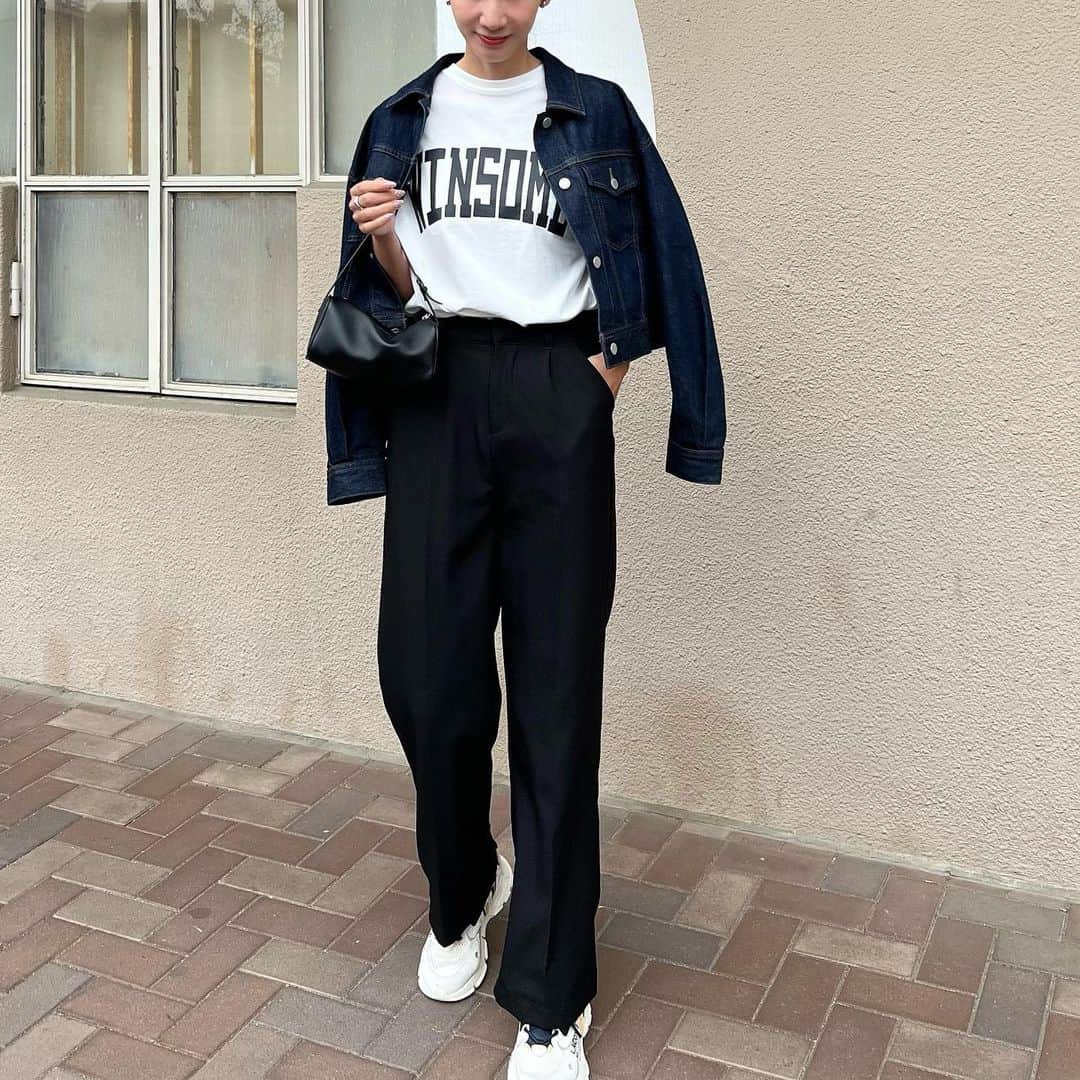 Nagiのインスタグラム：「Tシャツでも寒くないね シンプルコーデ☺️  ロゴTは @kobe_lettuce の✨  夏までに何枚かはほしいな  outer. #gu tops. #kobelettuce  bottom. #reedit  bag. #therow  shoes. #lacoste   . . #code#fashion#コーデ#ファッション#シンプル#シンプルコーデ#大人カジュアル#プチプラ#春コーデ#Tシャツ#スニーカー」