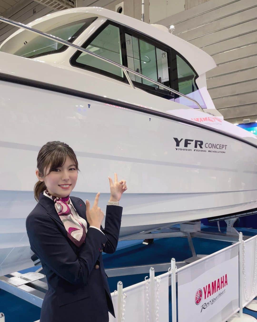 熊林保奈美のインスタグラム：「* . JAPAN INTERNATIONAL  BOAT SHOW 2023🛥  昨年に引き続き今年も ヤマハ発動機様ブースにて マリンアテンダントとして お手伝いさせていただいております😊  パシフィコ横浜メインブースでは YFR-conceptを始めとする フィッシングボート、スポーツボート、 ウェーブランナー、船外機、HARMOを展示中！🚤  そしてアンケート回答で プレゼントがあります〜🎁✨ 土日はスペシャルゲストによる トークショーも開催予定です💡  皆様のお越しをお待ちしております🐻❤️ . . * #JAPANINTERNATIONALBOATSHOW #ボートショー2023 #ボートショー #YAMAHA #YAMAHA発動機 #イベントコンパニオン #モデル #撮影会モデル #ポートレートモデル  #model #サロンモデル  #熊林保奈美 #道産子 #Japanesegirl #instalike #맞팔 #me #followme」