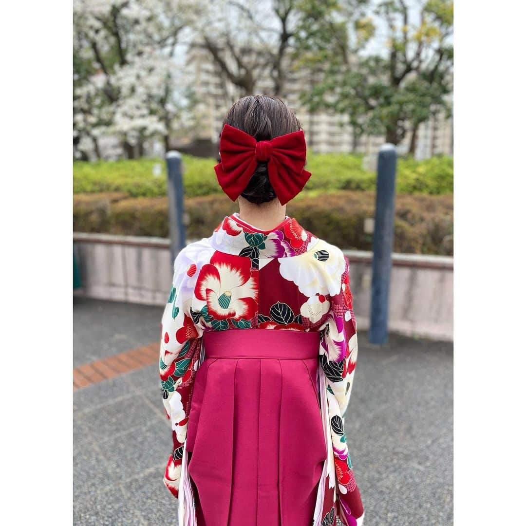 森下花音さんのインスタグラム写真 - (森下花音Instagram)「・ 式典の前に母が撮ってくれた写真と 学科での授与式の写真📸  友達ともたくさん写真が撮れて、 後輩ちゃん達とも会えて、 心置きなく卒業できました🌸  髪飾りは大きなリボンにしましたよ🎀  #千葉大学#卒業式#千葉大学西千葉キャンパス#卒業式ヘア#袴ヘアアレンジ#袴#着物#和服#卒業式コーデ#リボンアレンジ#ヘアアレンジ#イエベ春#オレンジメイク#花束#カメラ#千葉ポートアリーナ#ポートレート#instagood#photooftheday#japanesegirl」3月24日 19時26分 - non_flower_528