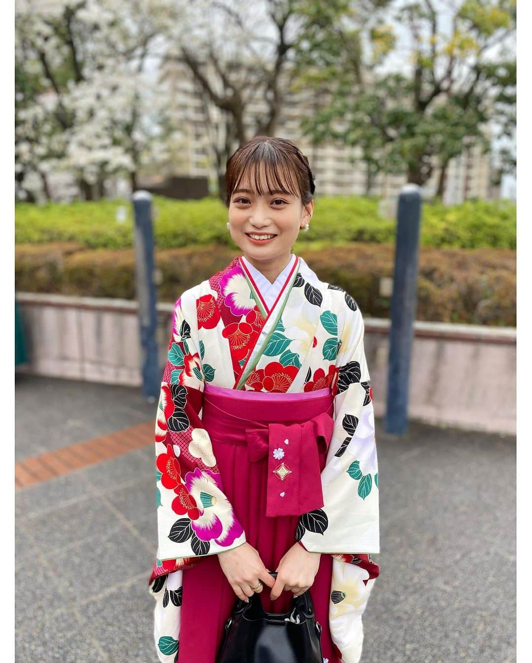 森下花音さんのインスタグラム写真 - (森下花音Instagram)「・ 式典の前に母が撮ってくれた写真と 学科での授与式の写真📸  友達ともたくさん写真が撮れて、 後輩ちゃん達とも会えて、 心置きなく卒業できました🌸  髪飾りは大きなリボンにしましたよ🎀  #千葉大学#卒業式#千葉大学西千葉キャンパス#卒業式ヘア#袴ヘアアレンジ#袴#着物#和服#卒業式コーデ#リボンアレンジ#ヘアアレンジ#イエベ春#オレンジメイク#花束#カメラ#千葉ポートアリーナ#ポートレート#instagood#photooftheday#japanesegirl」3月24日 19時26分 - non_flower_528