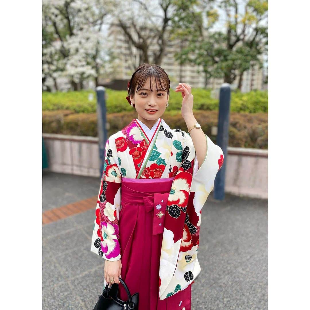 森下花音さんのインスタグラム写真 - (森下花音Instagram)「・ 式典の前に母が撮ってくれた写真と 学科での授与式の写真📸  友達ともたくさん写真が撮れて、 後輩ちゃん達とも会えて、 心置きなく卒業できました🌸  髪飾りは大きなリボンにしましたよ🎀  #千葉大学#卒業式#千葉大学西千葉キャンパス#卒業式ヘア#袴ヘアアレンジ#袴#着物#和服#卒業式コーデ#リボンアレンジ#ヘアアレンジ#イエベ春#オレンジメイク#花束#カメラ#千葉ポートアリーナ#ポートレート#instagood#photooftheday#japanesegirl」3月24日 19時26分 - non_flower_528