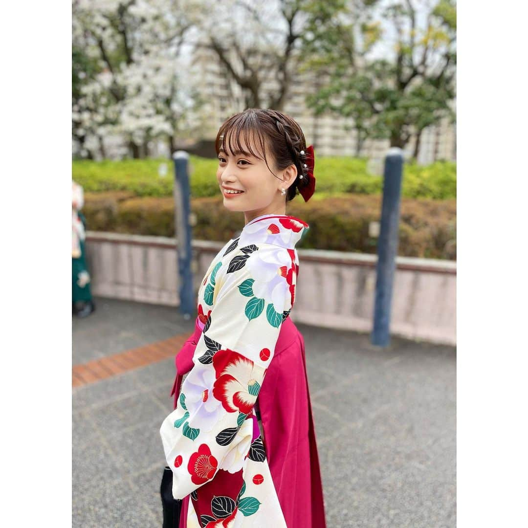 森下花音さんのインスタグラム写真 - (森下花音Instagram)「・ 式典の前に母が撮ってくれた写真と 学科での授与式の写真📸  友達ともたくさん写真が撮れて、 後輩ちゃん達とも会えて、 心置きなく卒業できました🌸  髪飾りは大きなリボンにしましたよ🎀  #千葉大学#卒業式#千葉大学西千葉キャンパス#卒業式ヘア#袴ヘアアレンジ#袴#着物#和服#卒業式コーデ#リボンアレンジ#ヘアアレンジ#イエベ春#オレンジメイク#花束#カメラ#千葉ポートアリーナ#ポートレート#instagood#photooftheday#japanesegirl」3月24日 19時26分 - non_flower_528