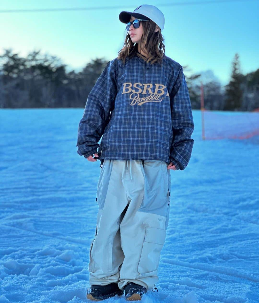 chisatoのインスタグラム：「🏂 来季モデルがかわいすぎる🫰🏾 pantsにiPhone入れるポッケがあって 私的にそれが激アツすぎた！！！ 👕Ｌsize 👖M size  📷 @hkr_1220   〜𝗶𝘁𝗲𝗺〜 👧160cm 45kg前後  🏂 𝟮𝟯-𝟮𝟰𝗬𝗢𝗡𝗘𝗫/𝗗𝗘𝗖𝗟𝗜𝗖𝟭𝟰𝟮𝗰𝗺 　⇨stance46cm(angle6,-3) 🥾𝗗𝗘𝗘𝗟𝗨𝗫【AREth RIN 22.5】 🥾𝗨𝗡𝗜𝗢𝗡【Milan(S size) @shichan824 👧】 🥽𝘃𝗼𝗻𝘇𝗶𝗽𝗽𝗲𝗿 🧤𝗗𝗔𝗞𝗜𝗡𝗘  👕👖𝗕𝗦𝗥𝗔𝗕𝗕𝗜𝗧 【23-24model】 🧢 𝗕𝗦𝗥𝗔𝗕𝗕𝗜𝗧【OLD B CAP IVORY】 :::::::::::::::::::::::::::::::::::::::::::::::::::::::::::::☻ 【𝘀𝗽𝗼𝗻𝘀𝗼𝗿】 ✔︎ @yonex_snowboard_gt ✔︎ @yonexsnowboards_japan  ✔︎ @bsrabbit @milesinseoul ✔︎ @this_is_the_superb  ✔︎ @snatch1213 ✔︎ @snatch_original_apparel  ✔︎ @vonzipperjapan @vonzipper ✔︎ @callafactory  【𝗦𝗽𝗲𝗰𝗶𝗮𝗹 𝘁𝗵𝗮𝗻𝗸𝘀】 ✔︎ @dakine_japan ✔︎ @hu_ruana_aestheticsalon ✔︎ @qrious_official_22  ☻::::::::::::::::::::::::::::::::::::::::::::::::::::::::::::: #やる気MAXヨネックス #비에스래빗 #bsrabbit #snowboard #groundtrick #스노우보드 #스노우보더  #スノーボード #グラトリ #グラトリ女子  #グラトリ女子盛り上げ隊  #平地花式 #単板滑雪」