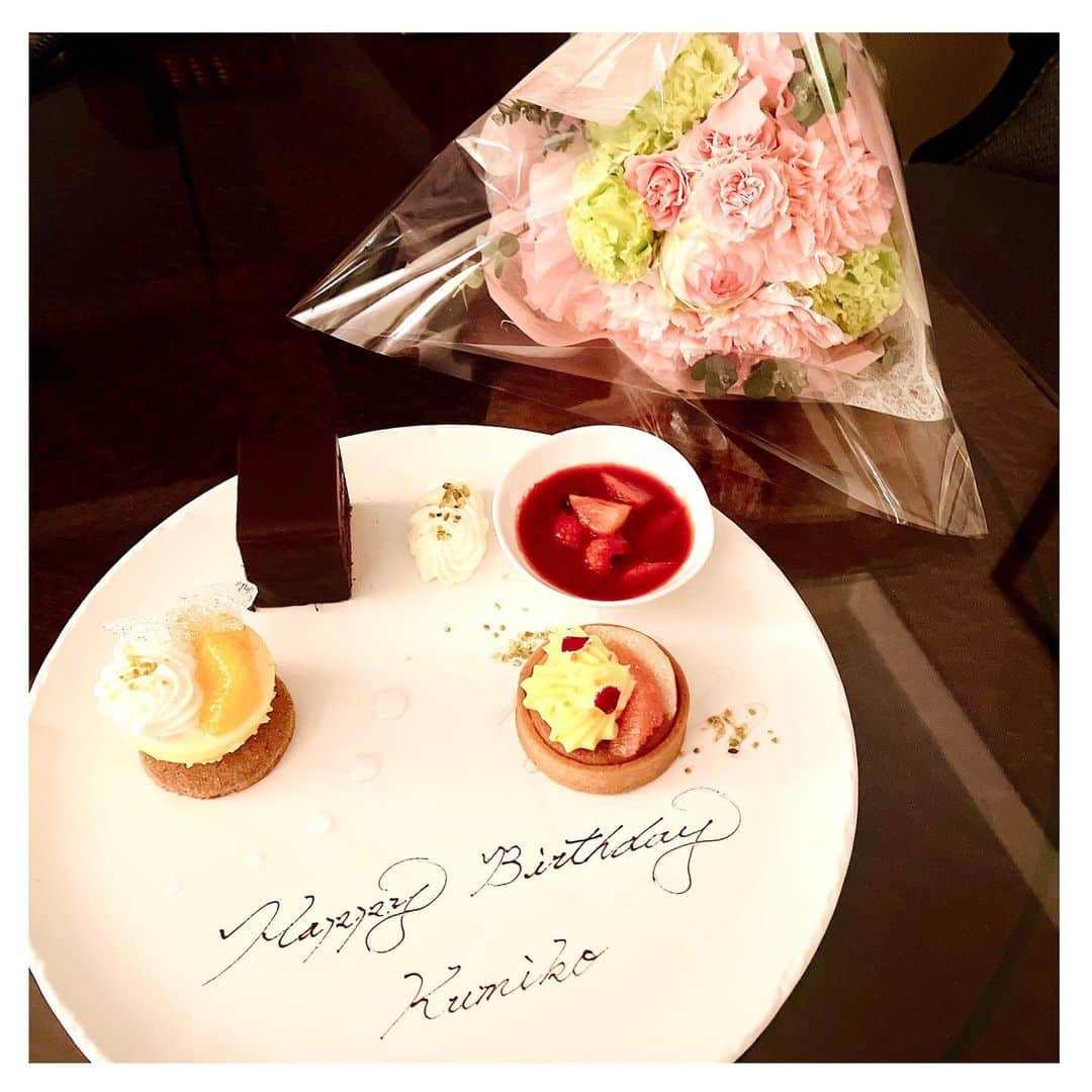 中野公美子さんのインスタグラム写真 - (中野公美子Instagram)「先日お誕生日のお祝いをして頂きました✨ サプライズと可愛いブーケ🥰💐 めちゃ嬉しいー😆💕 ブーケが私の好きなピンク系で 可愛い過ぎた💖 お部屋にお花の良い香りが漂っています😊🌸 ありがとうございました❣️  #お誕生日 #サプライズ #お祝い嬉しい #どうもありがとう #ブーケ #ケーキ #ピンクブーケ #花束 #buque #cake」3月24日 19時29分 - kumikorion