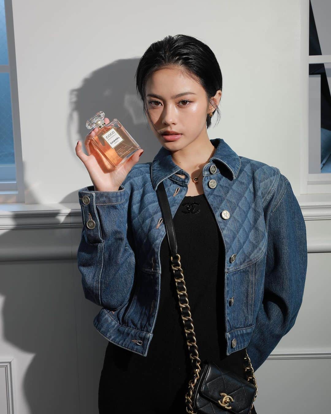 のインスタグラム：「COCO MADEMOISELLE @chanel.beauty   @whitneypeak が体現するCOCO MADEMOISELLEは 当時のGabriel CHANEL と重なるものが多く フレッシュな中に、何処か唯一無二な強さを放つフレグランス。 とても魅力的に感じました。  ⠀ 昔からフレグランスは必ずCHANELを身に纏う私ですが COCO MADEMOISELLEの虜になりそうです。 是非体感してみてくださいね♥️  ⠀  #CHANELFRAGRANCE #CHANELBEAUTYHOUSE」