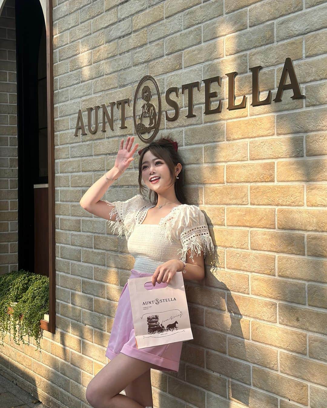 徐薇涵（Wei Han Xu）のインスタグラム：「太美的餅乾店😍 來自東京的手工🍪名店  Aunt Stella詩特莉 形象店 位於東區街邊 當天還在店裡做了限定販售的 🍒酒漬櫻桃黑森林軟餅乾 酸酸甜甜不膩口 裡面有軟Q的麻糬丁 和酒漬櫻桃跟酸櫻桃兩種果乾 師傅每到現做現烤新鮮出爐唷🤤 - 店內設置了獨立式的沙發包廂🛋️提供給準新人舒適的專屬諮詢空間 如有大量的禮盒需求 詩特莉也提供客製化服務 由新人提供圖稿就能印刷在木盒禮盒上唷🎁 - ✨ 推薦給需要婚約喜餅、日常贈禮 彌月禮盒～ @auntstellaofficial」