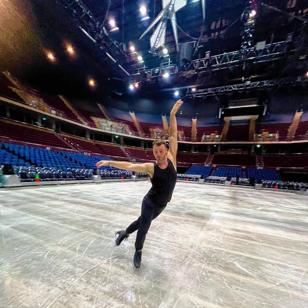 jotipolizoakisのインスタグラム：「back to business. full weekend of shows ahead. excited to perform for you bangkok! ⛸️🖤」