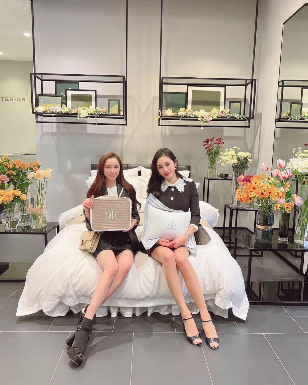 石田安奈のインスタグラム：「妹の @jasmine__yuna  と一緒にインテリアブランドのホテルライクインテリアが六本木ヒルズのけやき坂にポップアップショップをオープンしご招待頂いてパーティーに行ってきました🥰  @hotellikeinterior  私が手に持ってる物は前にオーダーして普段出先での子供のおもちゃ箱やオムツや服を入れたりと愛用中👶🏻 可愛いくて生地がしっかりしてるのでとてもお気に入り♥️  今回はガウンとシルクのパジャマをオーダーしたよ✨ お風呂上がりや、寝る前に肌が触れる物は1日の終わりを更に気分良くしてくれるのでとてもこだわってます☺️   また今回六本木ヒルズオープンを記念して 特別刺繍があり 通常記号は星とハートと王冠のみご案内してるんですが ご来店頂いたお客様皆様に 特別なモチーフをご選択いただるようです💕︎ 私は羽をつけてオーダーした🕊️٭𓈒𓏸    〒106-0032  東京都港区六本木六丁目12-1　 六本木ヒルズ けやき坂通り1階  営業時間 11:00～20:00 ※金土・祝前日は～21:00 03-6447-1877  『一流ホテルの寝心地をご自宅で』をテーマにリネン ピローなど寝具の販売をおこなっており 自店舗ですと新宿伊勢丹、阪急うめだ本店などに常設店がございます。  公式サイト　http://www.modernrattan.net/ #ホテルライクインテリア#六本木ヒルズ」