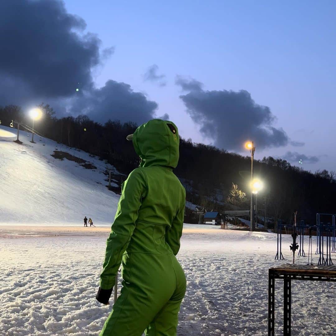 MaryanaRoのインスタグラム：「Snowboarding vibes ⋆.ೃ࿔*:･」