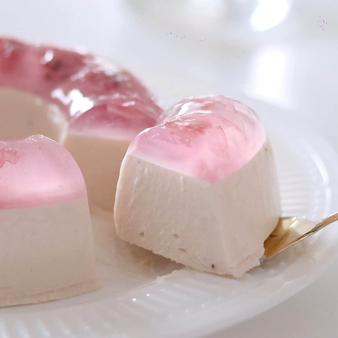 HidaMari Cookingのインスタグラム：「sakura cheesecake🌸  今年の桜は開花が早いですね☺️ のんびりしてたつもりではなんだけど、近所の桜はもう散ってます🥺 雨も降ってしまったし☔️ お花見クッキーとか作ろうと思ってたのにどうしようか🤔  #homemade #tutorial #baking #foodstyling #foodporn #food #foodphotography #foodpics #foodgasm #tasty #dessert #inspiration #おうちカフェ #お菓子作り #手作りケーキ #ケーキ作り好きな人と繋がりたい #手作りお菓子 #さくら #春 #cake #sweets #homecafe #homemakecake #instacake #instafood #cakestagram #cakelover #foodie #hidamaricooking」