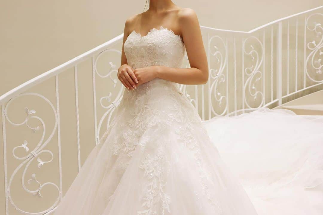 fino_wedding【フィーノ公式】さんのインスタグラム写真 - (fino_wedding【フィーノ公式】Instagram)「品番⌇𖤘AK-10253 @yumikatsurajapan   「可愛いドレスが着たいけど、甘すぎるのは・・・」  そんなお悩みの花嫁様必見のドレスです💐  合間から見えるレースが可愛さもあり 上品さも引き立つドレス𓍯𓂃𓈒  フェアリー感たっぷりのお袖と、 洗練した印象を与えるワンショルダーの2パターン  ベアトップを含めると３WAYの着こなしが可能です♡ ㅤㅤㅤㅤㅤㅤㅤㅤㅤㅤㅤㅤㅤ ぜひfinoでお試しください☺️🌸 ㅤㅤㅤㅤㅤㅤㅤㅤㅤㅤㅤㅤㅤ ┈┈┈┈┈┈┈┈┈┈┈┈┈┈┈┈┈┈┈  💐フィーノ公式💐 「#結婚式」から始まる「#永遠」を𓂃 𓈒𓏸 ㅤㅤㅤ フォトウェディング・晴れの日・結婚相談などの お問合せはこちらへ🕊🤍 @fino.photowedding  @la.la.la_fino_kinenbi  @hanatoiro_2022   👗他の投稿を見る▶︎ @fino_wedding ㅤㅤㅤㅤㅤㅤㅤㅤㅤㅤㅤㅤㅤ ┈┈┈┈┈┈┈┈┈┈┈┈┈┈┈┈┈┈┈ #ウェディングドレス#袖付きドレス  #袖付きウェディングドレス  #総レース #aラインドレス  #ドレス試着 #ドレス選び  #プレ花嫁 #静岡プレ花嫁 #東海プレ花嫁 #東海プレ花嫁さんと繋がりたい#2023wedding  #2023春婚 #2023夏婚 #2023秋婚 #2023冬」3月25日 19時00分 - fino_wedding